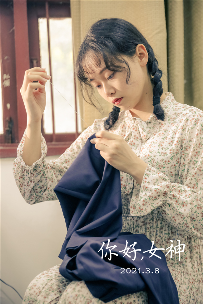 重庆海联职业技术学院学子“三八节”送惊喜：无人机拉横幅..