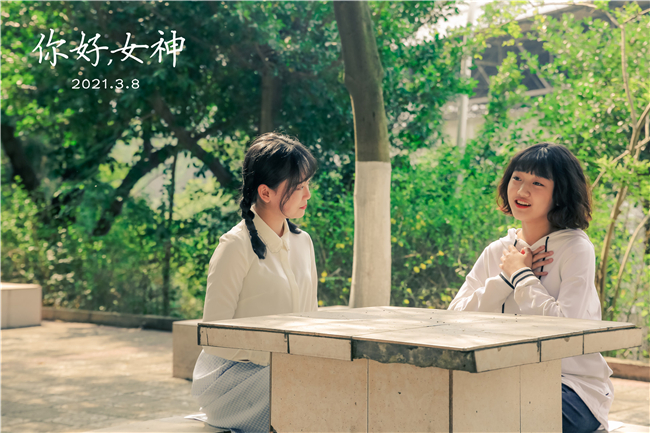 重庆海联职业技术学院学子“三八节”送惊喜：无人机拉横幅..